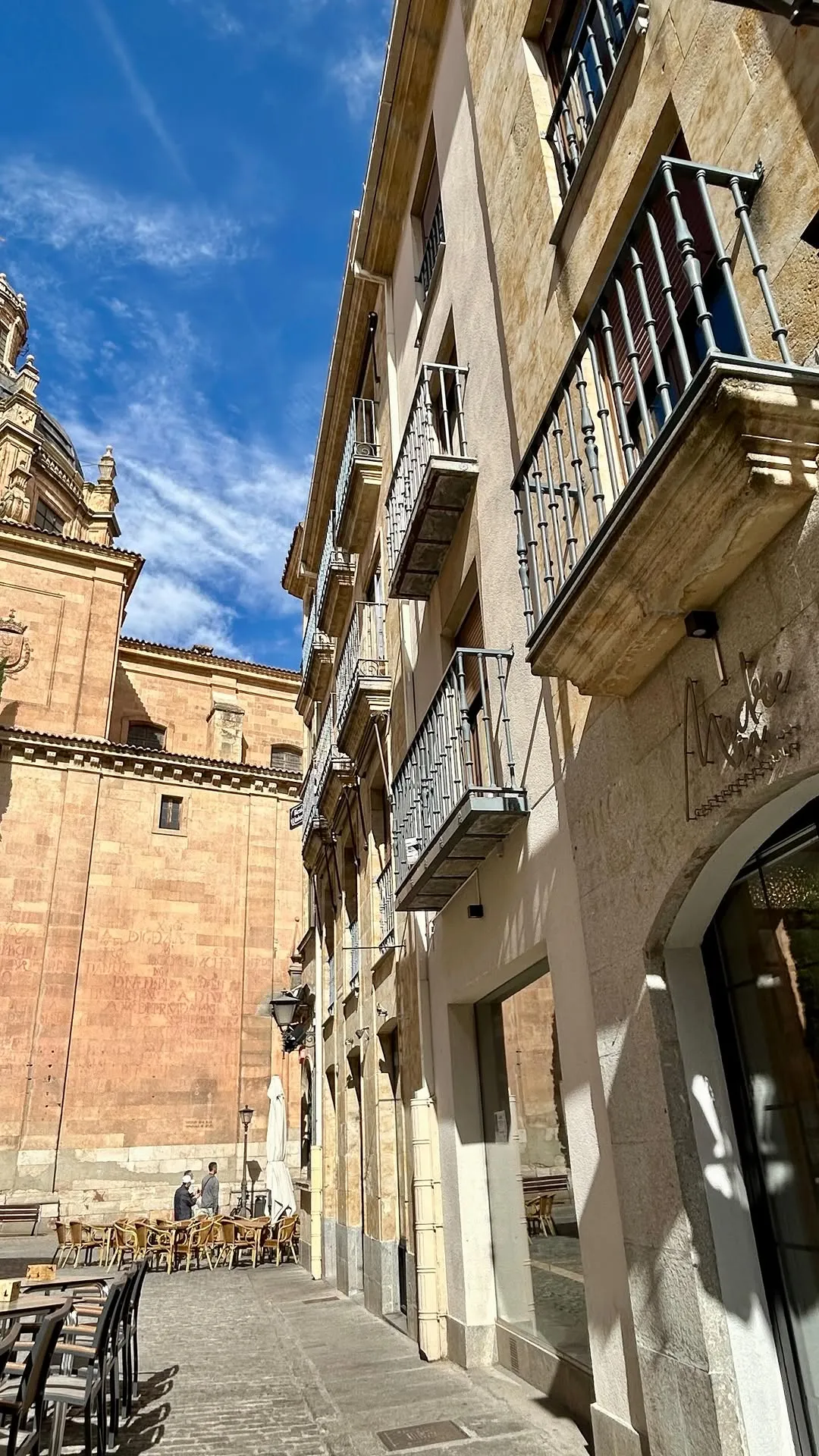 Fachada y terraza de Madre Mía