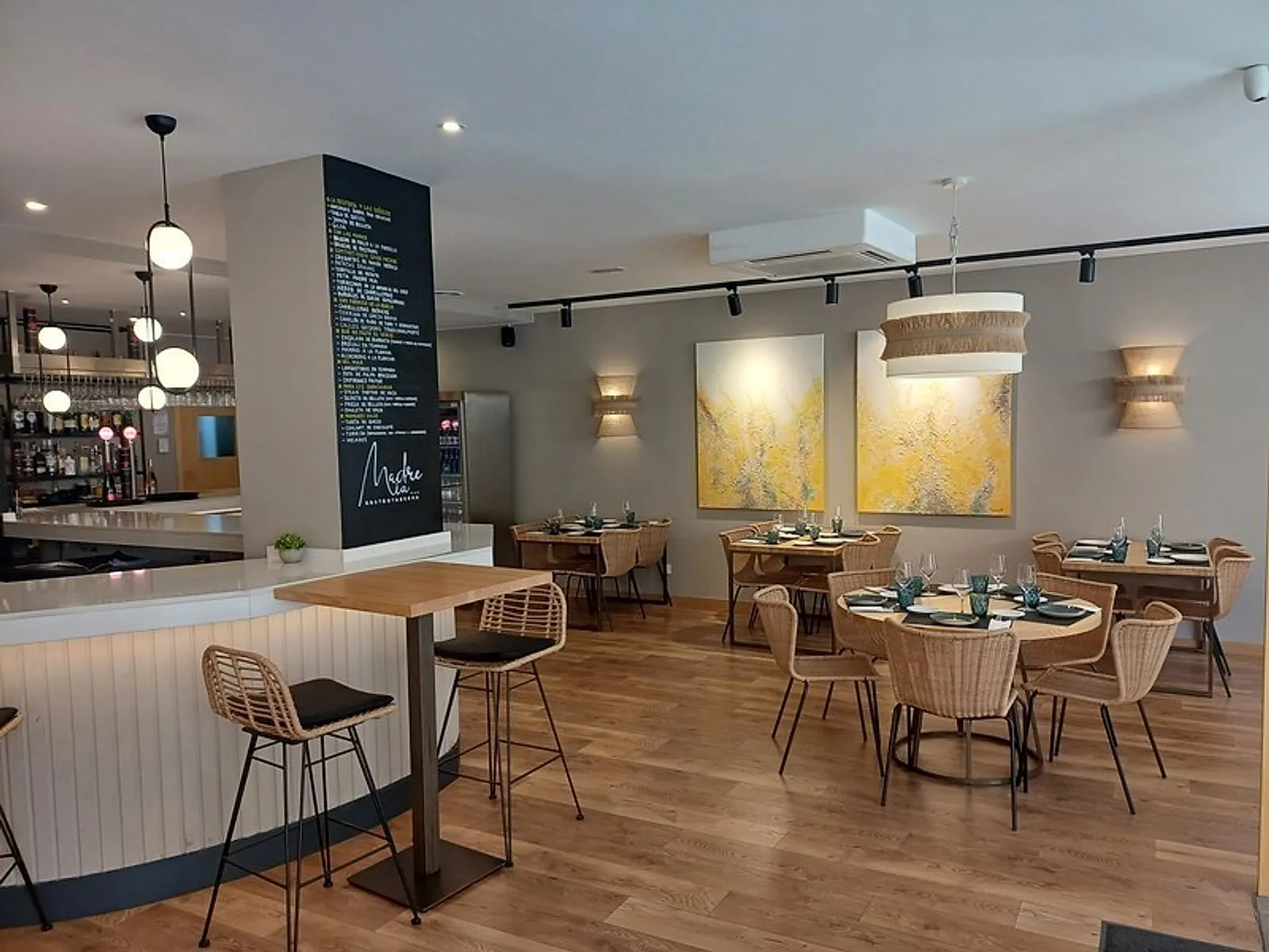 Sala con el mural geométrico