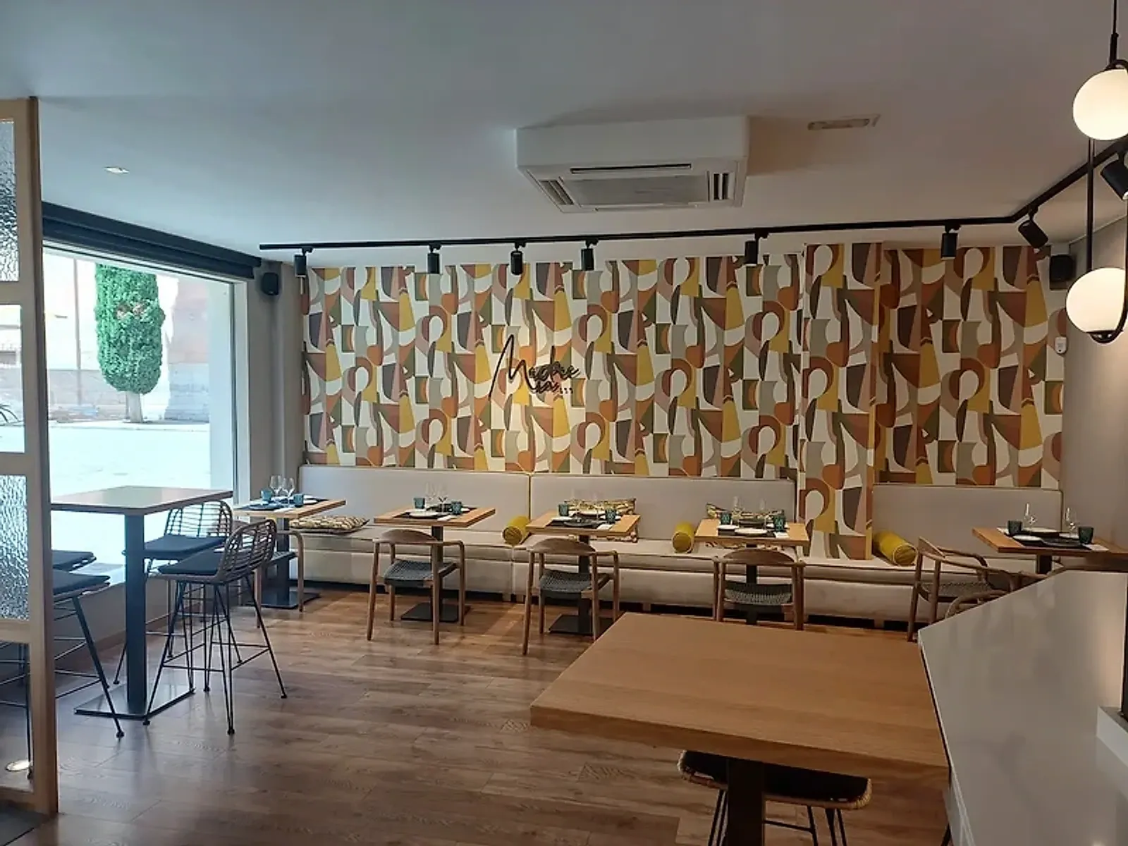 Sala con el mural geométrico