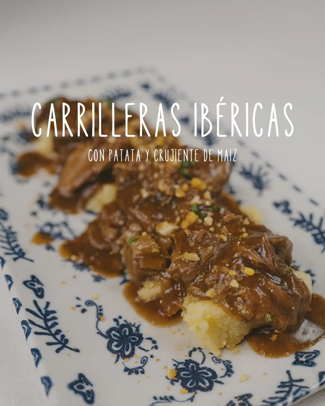 Carrilleras ibéricas con patata y crujiente de maíz