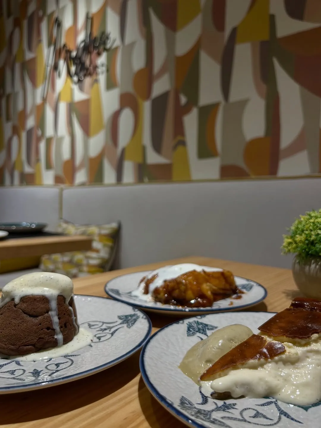 Postres y sala con el mural del local