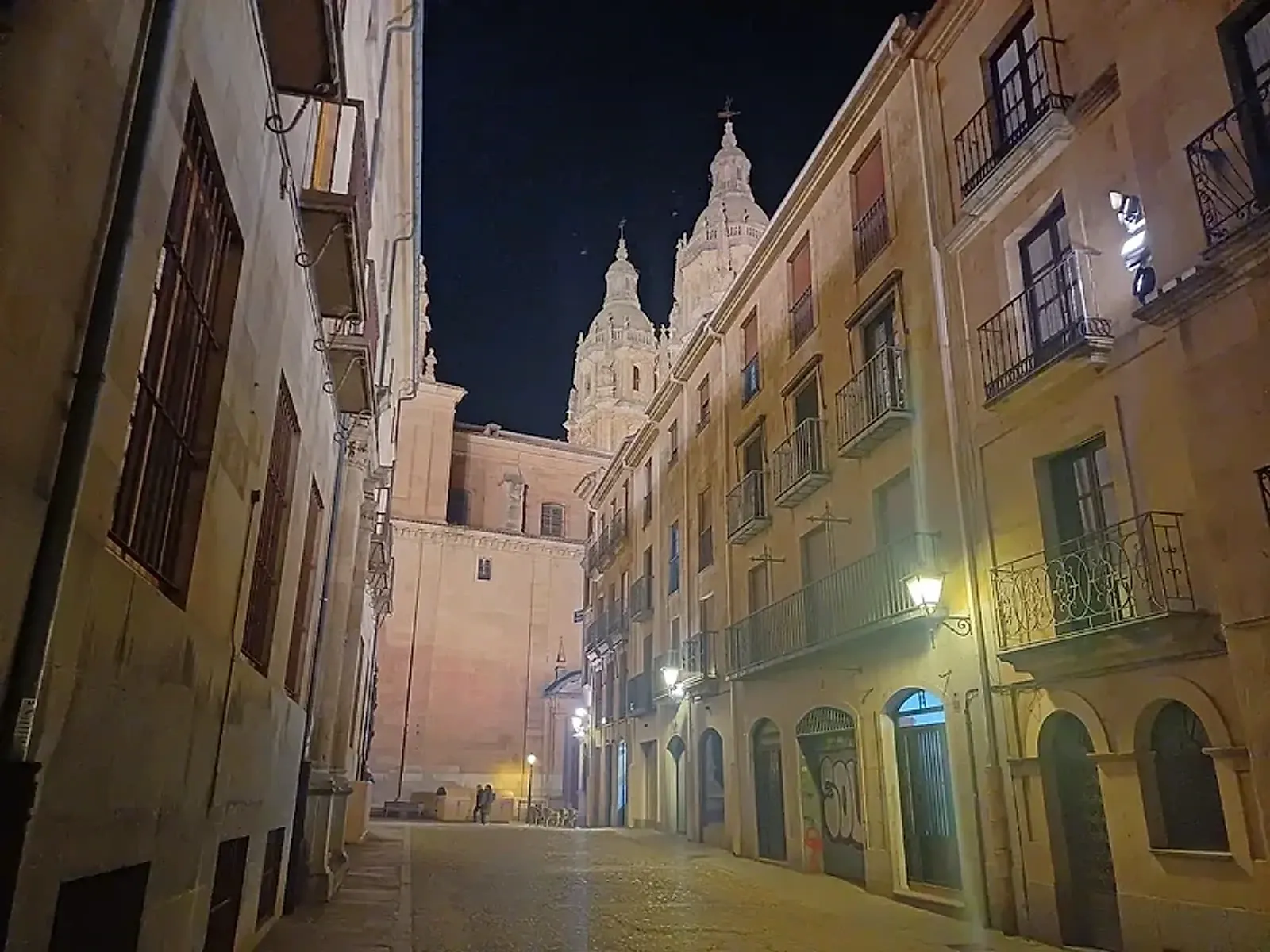 Calle del casco histórico de Salamanca de noche